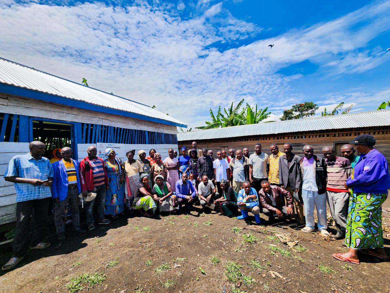 Photo de famille après une session de médiation communautaire entre agriculteur et éleveur